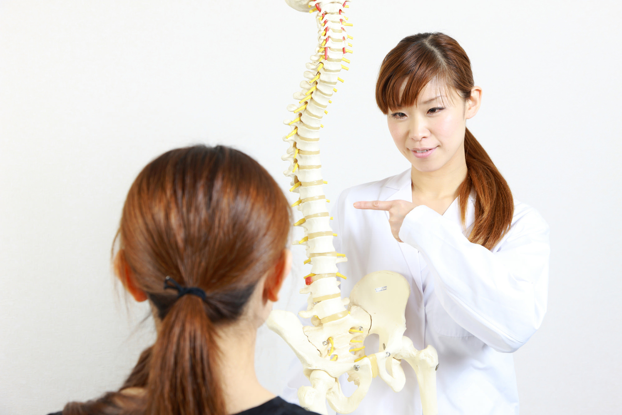 背骨の説明を受ける女性