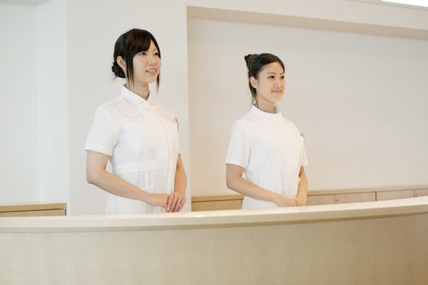 受付する女性