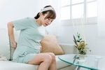 むち打ちの女性