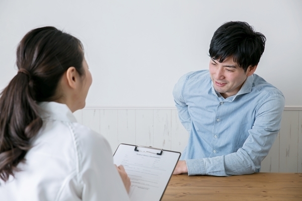 カウンセリングを受ける男性