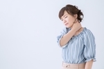 首を痛がる女性