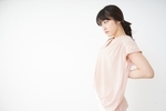 首を痛がる女性