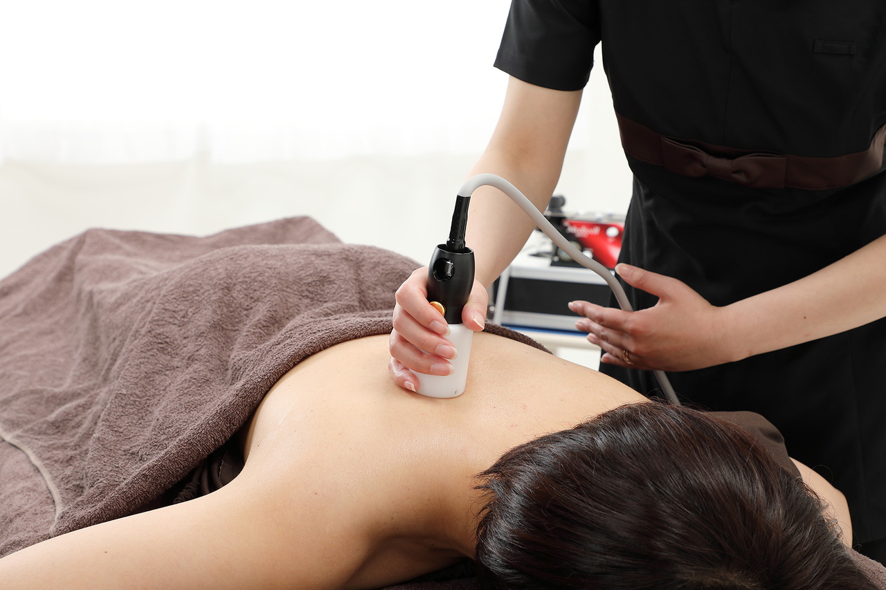 背骨リリースを受ける女性