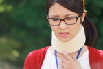 首を痛がる女性