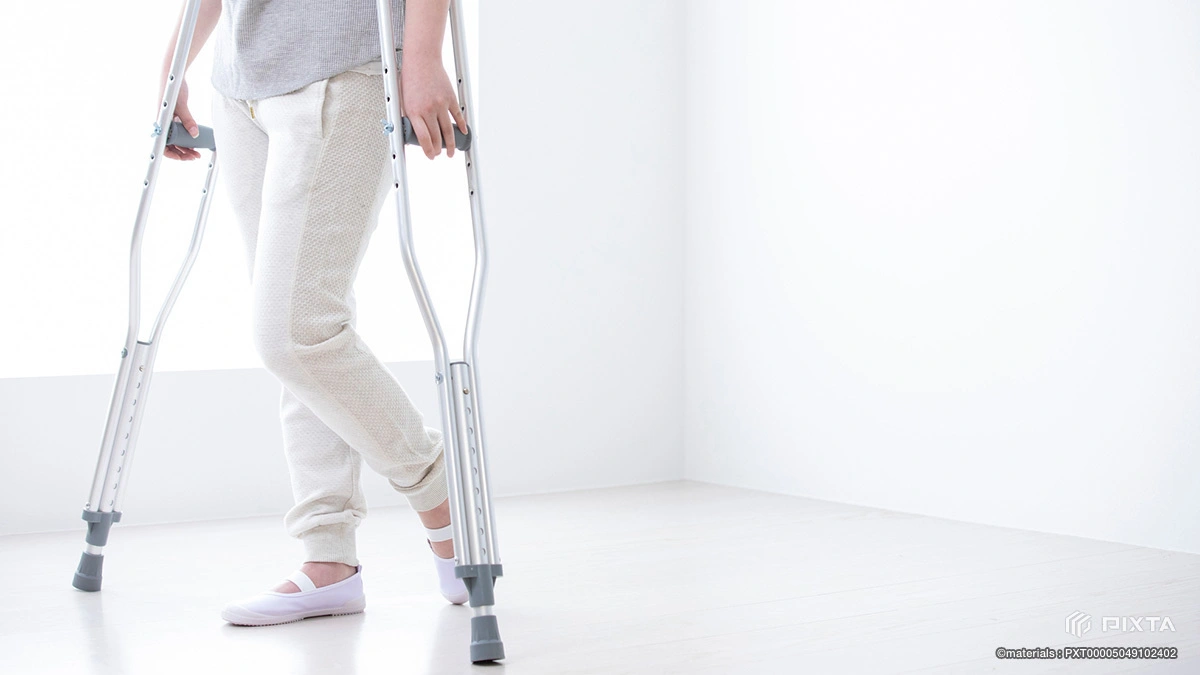 松葉杖を使用している人