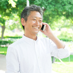 電話をする男性