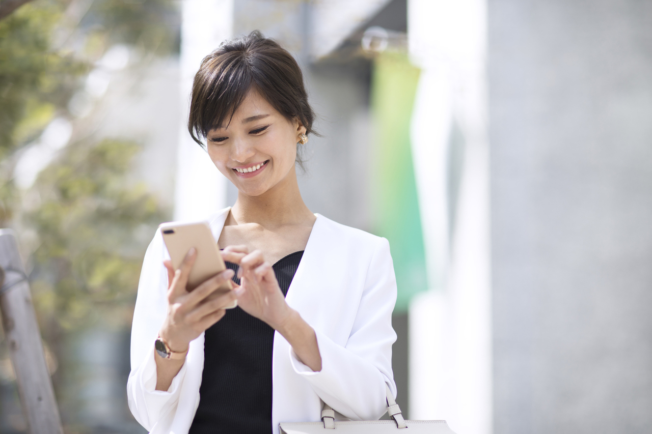 電話をしている女性