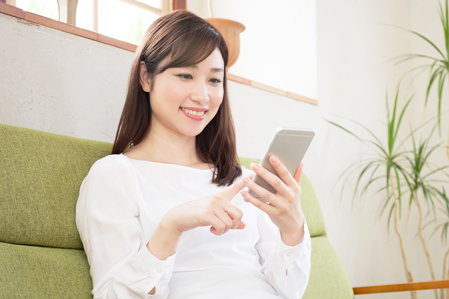 スマホを見る女性