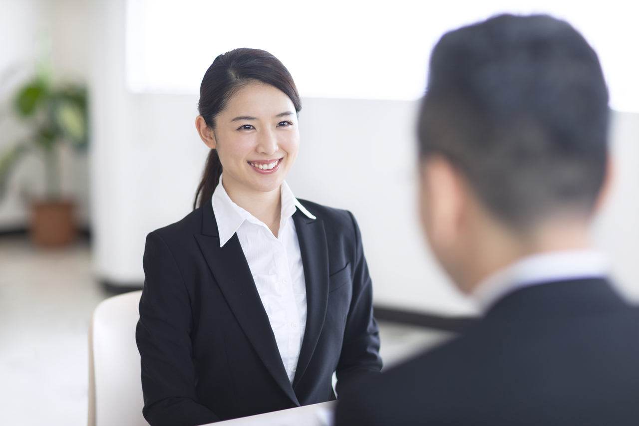 弁護士に相談する女性