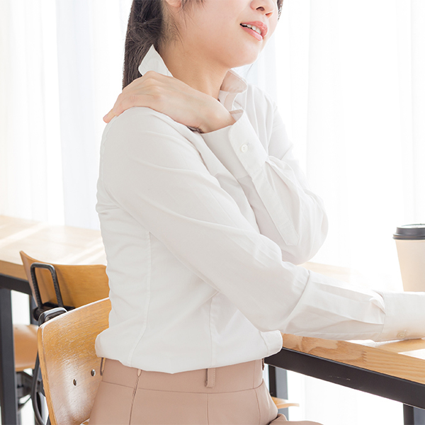 肩こりを訴えている女性