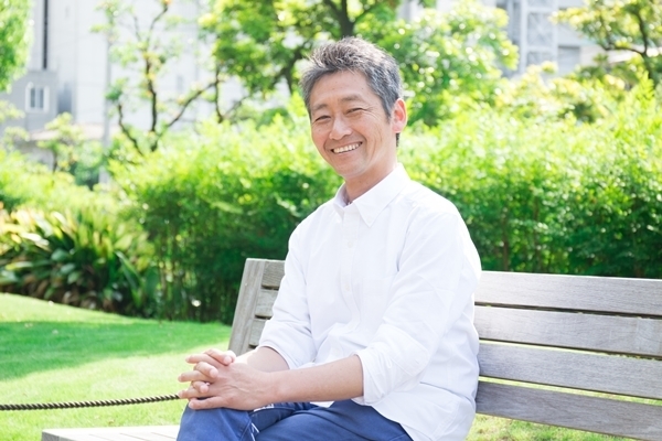 ベンチに座る男性