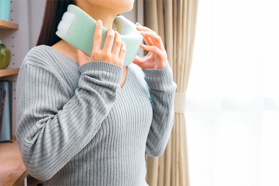 頸椎カラーをしている女性