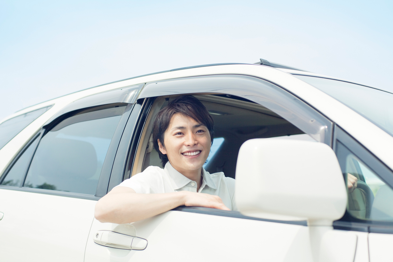 車に乗る男性