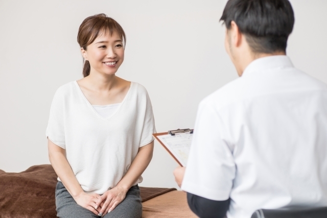 筋膜リリースを受ける男性